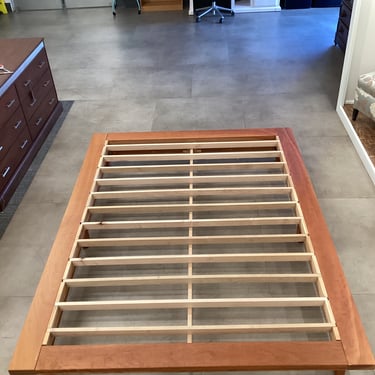 Full Cherry Wooden Platform Bed (b040)