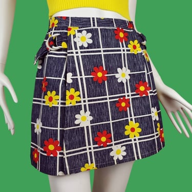 Flower power go-go skort, ditsy daisies mock denim vintage 60s, basketweave print blue red yellow white retro skirt shorts. (26 high waist) 