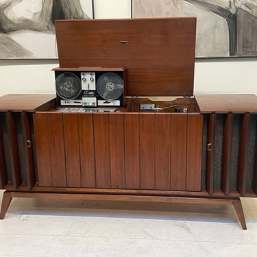 Zenith Stereo Console Model YT960 - Vintage Walnut Record Player and Radio 