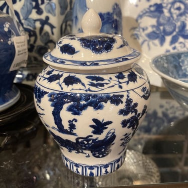 Vintage Chinese Blue & White ginger jar (5"h, 4"w)