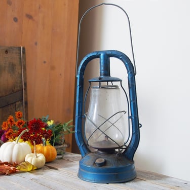 1950s blue lantern / vintage 14" Dietz Monarch lantern / kerosene lantern / vintage camping lantern / cabin lighting / rustic lantern 