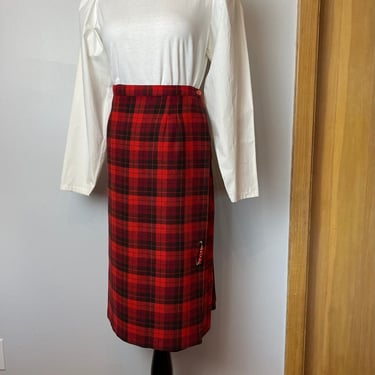 VTG 100% wool Red plaid pencil skirt~ wrap style pleated back ~ timeless classic preppy school girl 1950’s style 1960’s mod 27”w 