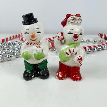 Vintage Mr. and Mrs. Snowman Salt & Pepper Shakers, Kitschy Christmas Japan Figurine, Candy Cane Top Hat, Carrot Nose Frosty the Snowman 50s 