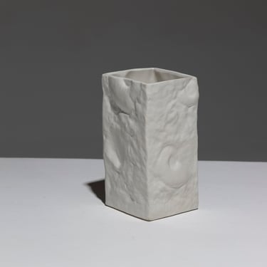 PETIT VASE CARRÉ EN PORCELAINE, 1980s