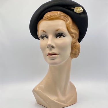 Vintage 1950s Black Profile Beret, 50s Black Wool Felt Clamshell Hat 