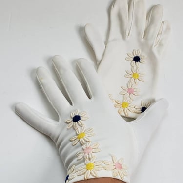 1960s White Gloves Embroidered Flowers Daisy / 60s Mod Spring White Cotton Wrist Gloves Daisies Spring 