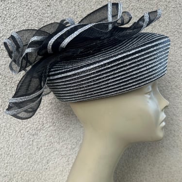 Vintage retro pillbox hat black silver faux straw netting with faux pearl Sz 22” or 7 . 