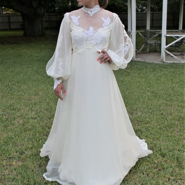 From This Day Forward - 1970's Puff Sleeve - Train - Wedding gown - Estimated size 4/6 