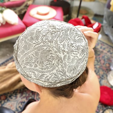 1950s Silver Brocade Hat | 50s Silver Brocade Fascinator | Flornina 