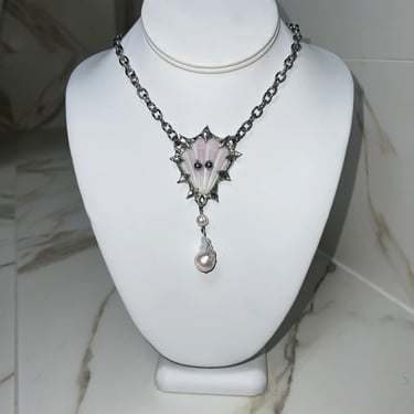 My Dearest World - Scallop Chain (White + Pink)