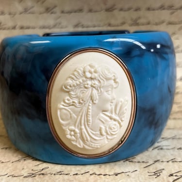 blue lucite bangle marbleized cameo Amadeo clamper bracelet 