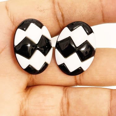 Vintage 1980s Black and White Checkerboard Lucite Clip On Earrings Vtg Statement Earrings Oval Plastic Abstract Clip-ons Checkered Earrings 