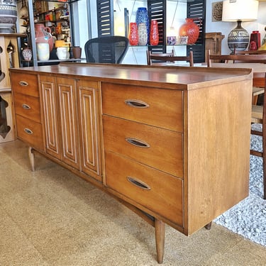 WALNUT NINE-DRAWER 'SCULPTURA' DRESSER BY BROYHILL