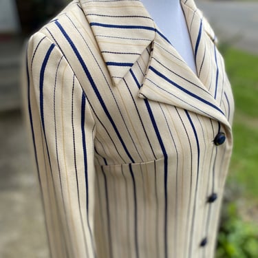 60’s Mod wool pinstriped coat Off white with navy blue stripes Long slender tailored 1960s blazer style short 3/4 sleeves~ size Medium 