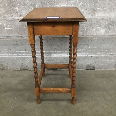 Daintier Oak Side Table (Seattle)