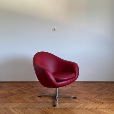 Vintage Red Egg Chair / Mid Century Modern Swivel Chair / Swing Chair / Upholstered Designer Armchair / Office Chair / Italy / 1970s 