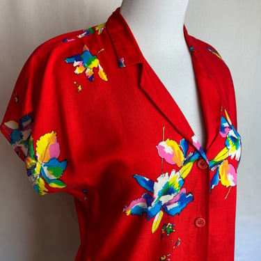 70’s-80’s bright red Hawaiian floral women’s blouse Rainbow shirt rayon capped sleeves raglan style boxy cut size S/M 