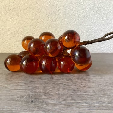 Vintage Glass Grapes , Amber Hand Blown Large Bunch of Grapes , 70s Yellow Grapes Mid-Century Modern Fruit Decor Large Grape Bundle Leaves 