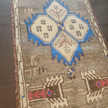 Vintage Turkish Mini Rug No. 541 | 1'6 x 2'10