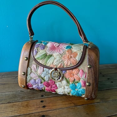 60s hand embroidered floral purse / vintage linen + wooden structured top handle purse bag 