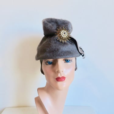 Vintage 1950's Dark Gray Fuzzy Felt Toque Style Hat with Large Gold Rhinestone Star Brooch 50's Millinery Charm Model 