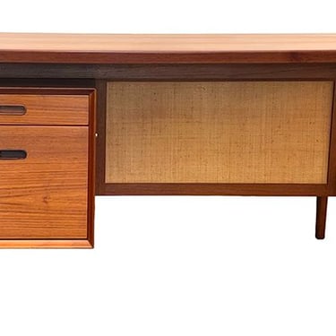 Arne Vodder executive desk