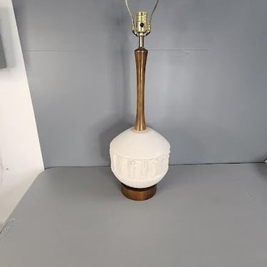 Mid Century Asian Motif Table Lamp 