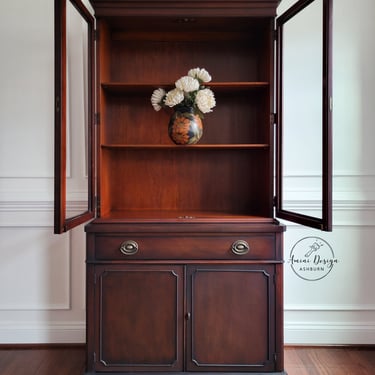 China Cabinet. Vintage Hutch. Mahogany Cabinet. Antique Furniture. Traditional Decor. Hepplewhite Hardware, Rustic Interior, Mid Century 