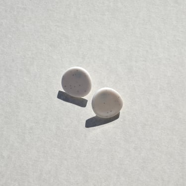Big Pebble Studs in Pearlescent Snow