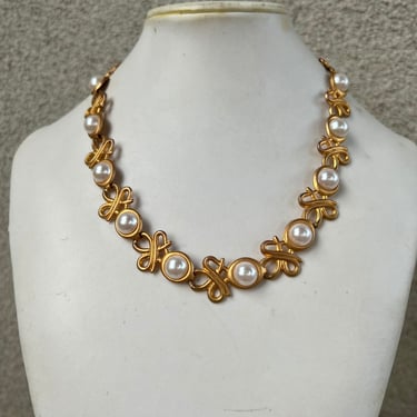 Vintage glam 80s fashion matte golden swirls choker necklace with faux pearls 