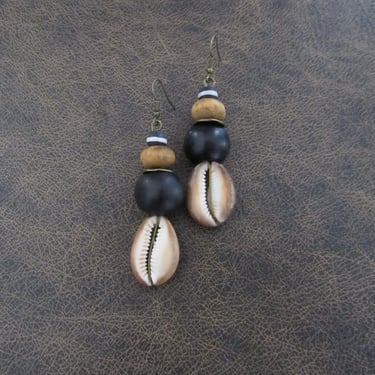 Cowrie shell and wooden earrings black 