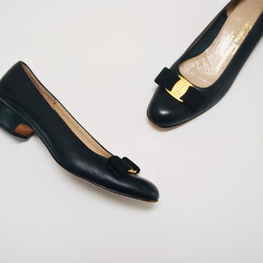 Vintage Salvatore Ferragamo Vara Pumps Shoes size 8 1/2 AAA Navy Blue Leather Vintage Pumps Low Heel Ferragamos 8 1/2 Narrow Made in Italy 