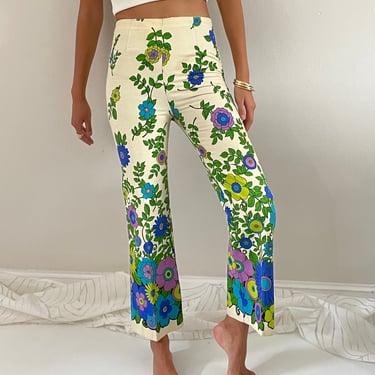 70s bell bottom floral pants / vintage cotton twill wallpaper mod daisy floral high waisted flared bell bottoms pants | XXS 25 W 