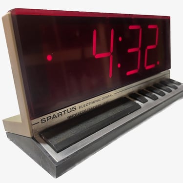 SANYODIGITAL　CLOCK　RADIO　新品未使用品　Vintage Vintage Sanyo 1984 Digital Alarm Clock Radio AM-FM Tuner Red