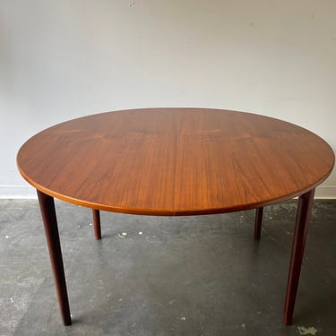 Danish Mid Century Modern Round Dining Table , refinished top 