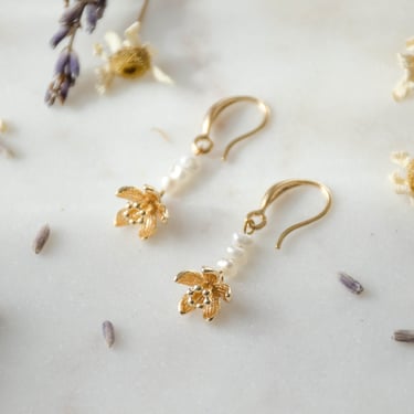 dainty pearl earrings, gold daffodil narcissus flower earrings, baroque freshwater pearl earrings, cottagecore earrings, gift for her 