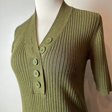 Olive green ribbed knit top~ buttons front v-neck fitted tunic~ short sleeved ribbed / size Medium 