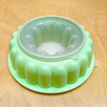 Vintage Tupperware Jello Mold with Covered Storage Lid & Removable Ring Insert, Pastel Green Tupper Ware 