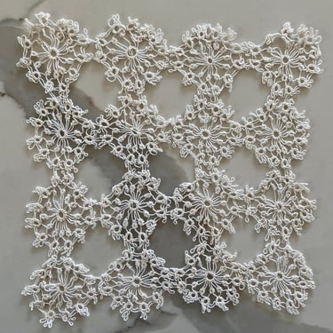 Doily tatted linen 6” SQ 