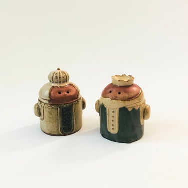 Mid Century Pottery King and Queen Salt and Pepper Shakers 
