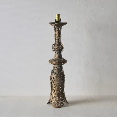 Vintage Mid Century Chinoiserie Ornate Pierced Centerpiece Filigree Design Brass Table Lamp 