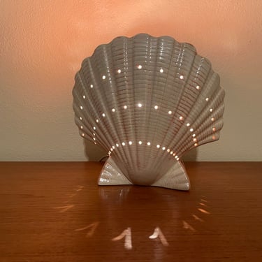 Vintage 80s Ceramic Scallop Shell Accent Lamp 