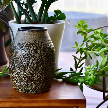 Vintage Handmade Midcentury Modern Green Brown Sgraffito Mid-Century Vase by Dorothee Manbeck, Cleveland, Ohio, American, ca. 1960's 