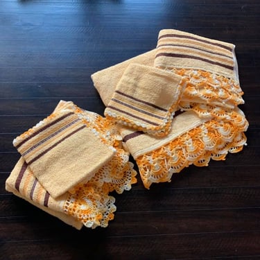 vintage 1950s Moscogee peach bath towel SET w/ crochet detail 