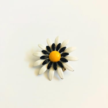 Vintage Enameled Daisy Brooch 