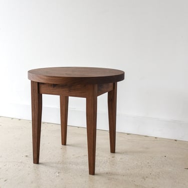 Round Tapered Leg End Table 