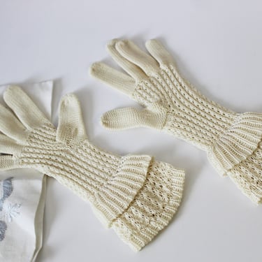 1940s Gloves / Vintage 40's Off White Ivory Short Wrist Gloves NEEDLE Hand CROCHET Gloves Double Ruffle 