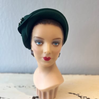 Attractions of Elegance - Vintage 1940s Forest Green Wool Felt Sculpted Caplet Hat w/Side Bow Lucite Bead Details 