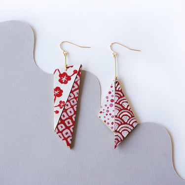 Origami Indigo Asymmetrical Japanese Inspired painted leather earrings // hitaishou  非対称 // hammered gold wire w/ gold filled hooks in Red 