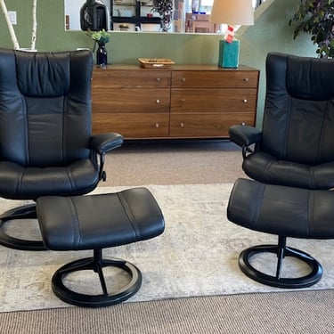 Stressless Wing Chair and Ottoman<br />Medium Size<br />Signature Base<br />Paloma Black Leather<br />Black Wood<br />Black Metal<br />W 33.1 X H 40.6 x D 28.3<br />Seat Height 17.3<br />Seat Depth 18.9